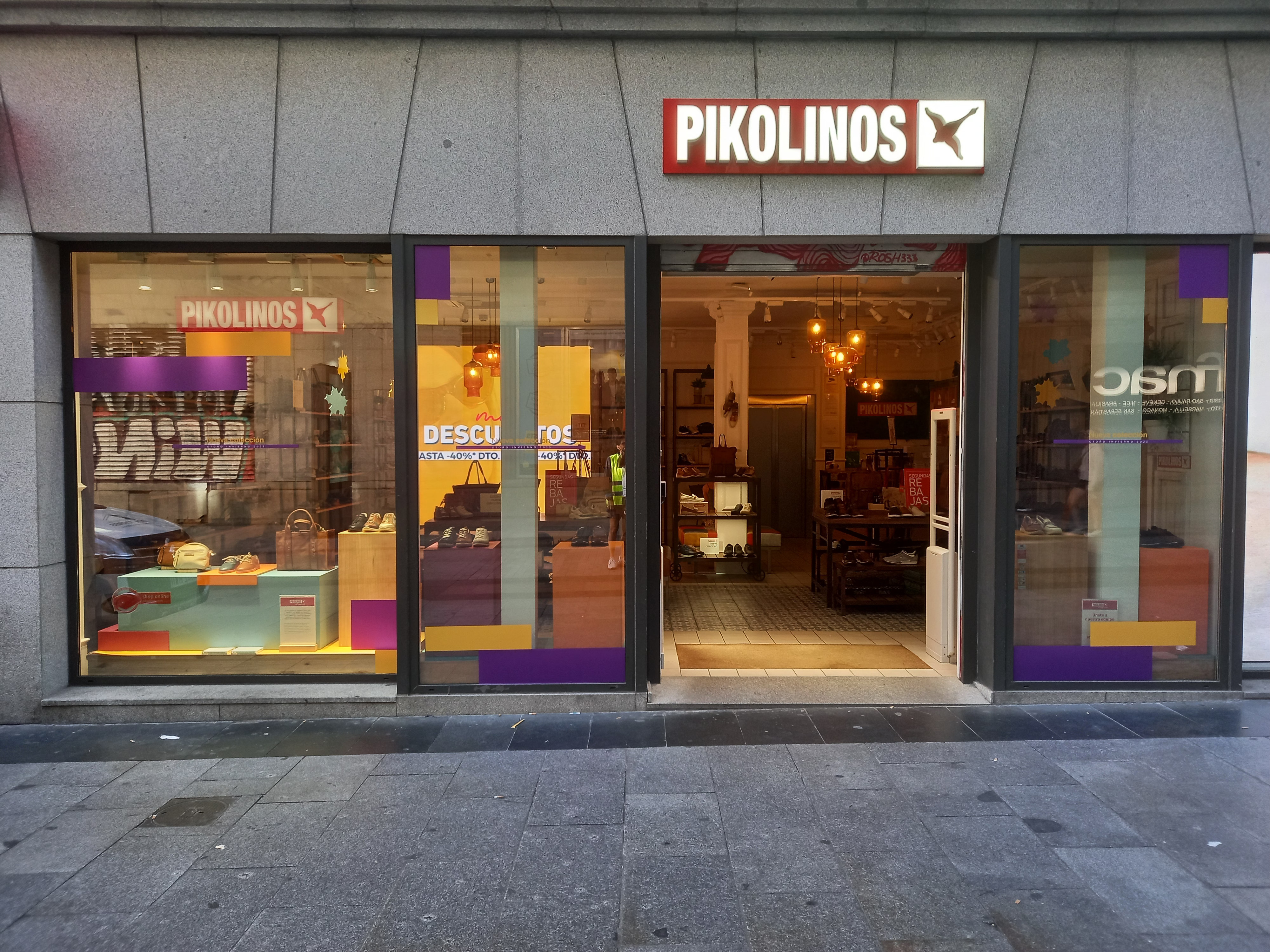Fachada y escaparate comercial rotulados de Pikolinos