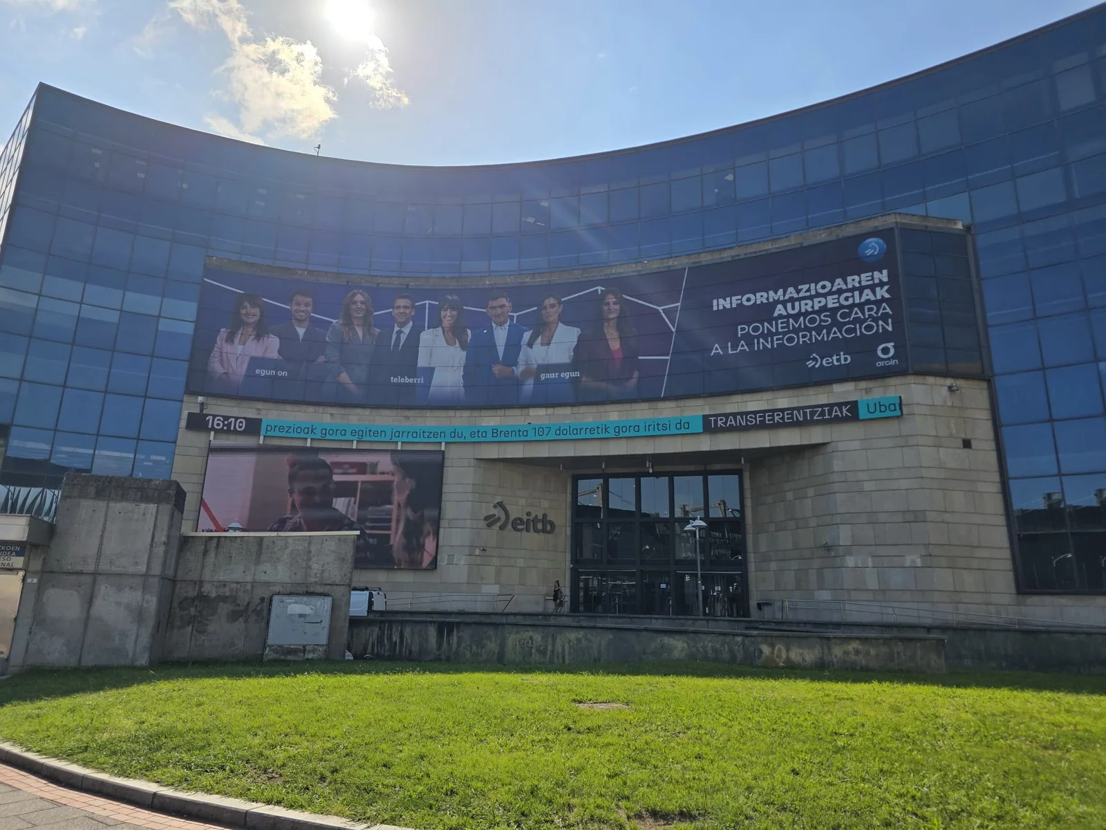 Vista de la fachada de EITB con gráfica de campaña instalada