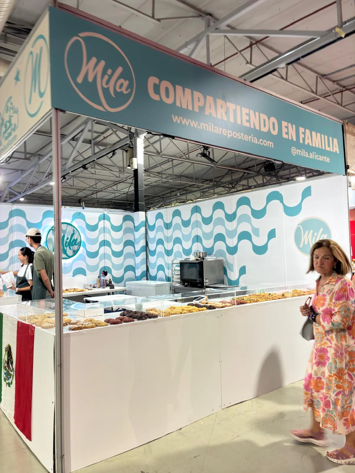 Stand de Mila en uso, con gráfica de ondas y rótulo superior